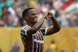 Fluminense vence de virada e assume a liderança do grupo