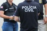 Homem tenta sufocar ex-companheira com ácido e é atingido por um martelo pelo filho