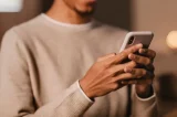 É isto que acontece com seu corpo quando você passa 9 horas por dia no celular