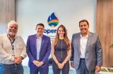  Catharina Garziera e Bruno Costa discutem o desenvolvimento de Lagoa Grande e da região na Copergás  