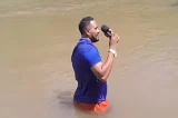 Vídeo: Repórter pisa em corpo no rio ao fazer matéria sobre afogamento