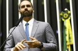Eduardo Bolsonaro aluga carro de luxo com dinheiro público durante férias nos EUA Eduardo Bolsonaro aluga carro de luxo com dinheiro público durante férias nos EUA