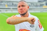 Ex-jogador do Santos dá voadora em suposto ladrão; assista vídeo