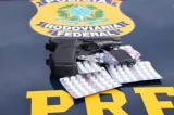 Caminhoneiro é flagrado com drogas, simulacro de arma e excesso de carga na BR-324