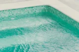 Mulher é encontrada morta em piscina de motel