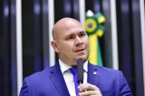Prefeito expulsa professora de evento após uso de “todes”