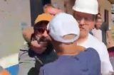 Prefeito agride jornalista após pergunta sobre atraso em obra; veja o vídeo
