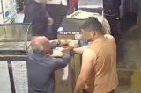 Homem agride idoso com soco e acaba espancado por populares