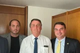 Medida restringe visita de Flávio e Carlos a Bolsonaro Medida restringe visita de Flávio e Carlos a Bolsonaro