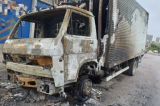 Caminhão pega fogo na BR-101, e carga de carne é saqueada