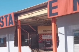 Após colisão, motorista perde controle de carreta e invade restaurante Após colisão, motorista perde controle de carreta e invade restaurante