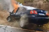 Homem resgata duas pessoas de carro em chamas após colisão na Bahia