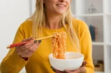 O perigo escondido no macarrão instantâneo que quase ninguém percebe