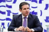 Motta envia pedidos de cassação de Eduardo Bolsonaro para Conselho de Ética