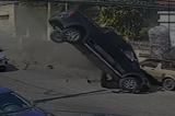 Carro ‘voa’ e colide com oito veículos