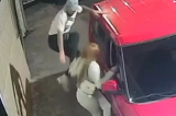 Homem dá voadora e chutes em ex-namorada; vídeo