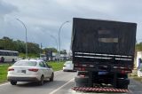 Moto é esmagada por carreta e pega fogo em acidente que deixou dois feridos na BR-101