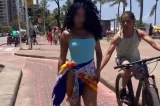 Ciclista passa mão na bunda de modelo durante sessão de fotos; assista