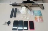 Carabina e drogas são apreendidas pela PM em Serrinha
