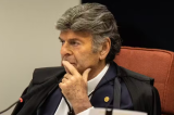 Fux diverge de Moraes e Dino e vota para absolver Bolsonaro e 7 réus pela acusação de organização criminosa na trama golpista