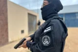 Policial militar é alvo de operação por negociar armas com facção na Bahia