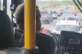 Passageiro assume direção após motorista ser ofendido e deixar ônibus na rua no Recife