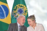 Com aval de Lula, Gleisi anuncia corte de cargos do Centrão