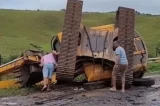Máquina pesada despenca de carreta e bloqueia parcialmente a BR-420 na Bahia