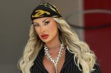 Andressa Urach chama atenção com biquíni fio-dental em praia do Rio; confira