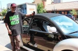 Morador de rua fica milionário após achar anel de diamante e devolver à dona