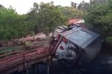 Caminhão cai após desabamento de ponte no interior do Maranhão