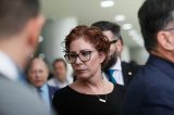 Câmara descumpre STF e preserva mandato de Carla Zambelli, que está presa na Itália