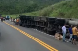 Criança de 2 anos morre e família fica ferida após carreta tombar na BR-116