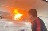 Bateria de lítio provoca incêndio em voo e assusta passageiros; assista