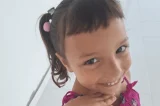 Mãe e padrasto confessam que mataram menina e concretaram corpo no quintal: ‘Ela atrapalhava’