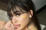 De calcinha, MC Mirella se exibe no espelho e incendeia o clima na web