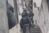 Delegado baleado durante operação contra o CV no Rio tem hemorragia e está ‘entre a vida e a morte’