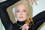 Xuxa posa com seios à mostra em ensaio ousado; veja foto