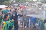 PM usa spray de pimenta para separar briga após homem abrir espumante em frente à PF