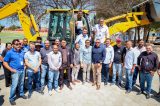 Prefeito Andrei, e superintendente da Codevasf entregam retroescavadeira para produtores do Distrito de Irrigação do Salitre