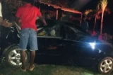 Carro sai da pista e colide em barranco na BR-101, em Cruz das Almas