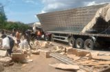 Tombamento de carreta na Bahia gera feridos e saque de biscoitos