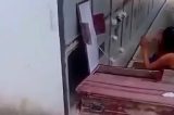 Mulher desenterra caixão do marido para dar banho no corpo e trocar de roupa; veja vídeo Mulher desenterra caixão do marido para dar banho no corpo e trocar de roupa; veja vídeo