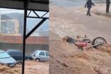 Chuvas intensas arrastam carros e motos na Bahia