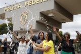 VÍDEO: opositores cantam “Vou festejar” e comemoram na PF