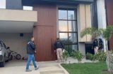 Polícia monta cerco em condomínio luxuoso para ‘caçar’ suspeitos que atuam com sequestro de motoristas na Bahia; assista
