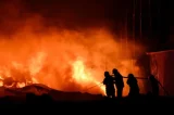 Explosão em indústria deixa 22 feridos e provoca incêndio; vídeo