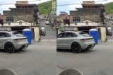 Jogadores do Fluminense são flagrados em carros de luxo no Complexo da Penha; assista