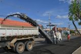 Obras de pavimentação asfáltica são iniciadas no entorno do Mercado do Produtor; produtores e comerciantes comemoram melhorias