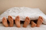 Influenciadora flagra marido, prima e irmão juntos em motel; veja relato